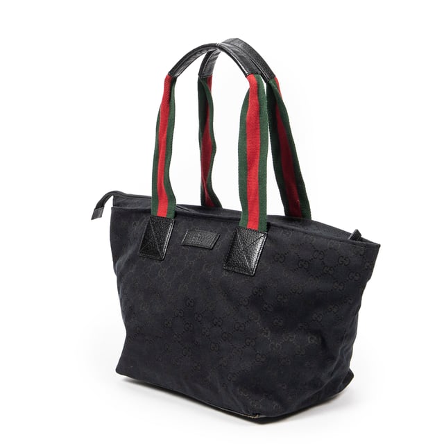 Gucci Tassen Medium Web Trapeze Tote  Schoudertas in de Zwart Doek in de Zilver  hardware. Het product is in In Zeer Goede Staat (AB).
  Afmetingen: 37x26.5x11 cm 
  Inclusief accessoires: None
      
  BrandCo Paris vindt zeldzame artikelen in de beste staat voor ongelooflijke prijzen. Het is de moeite waard om geduldig te zijn! Koop met vertrouwen: alle artikelen van BrandCo Paris worden zorgvuldig geselecteerd en geverifieerd door ons team van experts.

  Alle artikelen worden geleverd met een certificaat van echtheid en verpakt door BrandCo Paris.

  Classificatietabel voor de conditie van het artikel:

  N (als nieuw)
  AA (perfecte staat)
  A (uitstekende staat)
  AB (zeer goede staat)
  B (goede/redelijke staat)