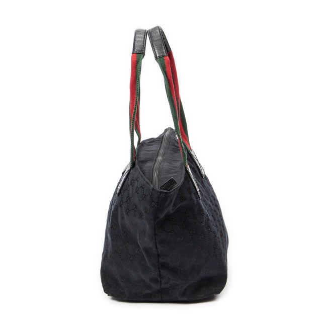 Gucci Tassen Medium Web Trapeze Tote  Schoudertas in de Zwart Doek in de Zilver  hardware. Het product is in In Zeer Goede Staat (AB).
  Afmetingen: 37x26.5x11 cm 
  Inclusief accessoires: None
      
  BrandCo Paris vindt zeldzame artikelen in de beste staat voor ongelooflijke prijzen. Het is de moeite waard om geduldig te zijn! Koop met vertrouwen: alle artikelen van BrandCo Paris worden zorgvuldig geselecteerd en geverifieerd door ons team van experts.

  Alle artikelen worden geleverd met een certificaat van echtheid en verpakt door BrandCo Paris.

  Classificatietabel voor de conditie van het artikel:

  N (als nieuw)
  AA (perfecte staat)
  A (uitstekende staat)
  AB (zeer goede staat)
  B (goede/redelijke staat)