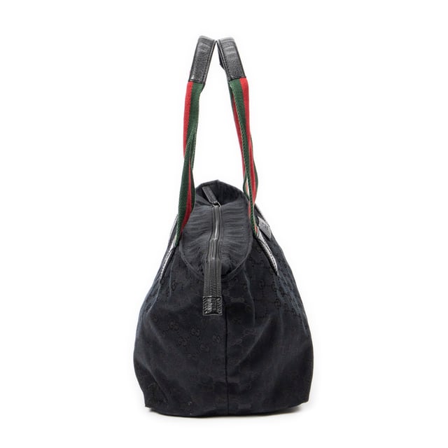 Gucci Tassen Medium Web Trapeze Tote  Schoudertas in de Zwart Doek in de Zilver  hardware. Het product is in In Zeer Goede Staat (AB).
  Afmetingen: 37x26.5x11 cm 
  Inclusief accessoires: None
      
  BrandCo Paris vindt zeldzame artikelen in de beste staat voor ongelooflijke prijzen. Het is de moeite waard om geduldig te zijn! Koop met vertrouwen: alle artikelen van BrandCo Paris worden zorgvuldig geselecteerd en geverifieerd door ons team van experts.

  Alle artikelen worden geleverd met een certificaat van echtheid en verpakt door BrandCo Paris.

  Classificatietabel voor de conditie van het artikel:

  N (als nieuw)
  AA (perfecte staat)
  A (uitstekende staat)
  AB (zeer goede staat)
  B (goede/redelijke staat)