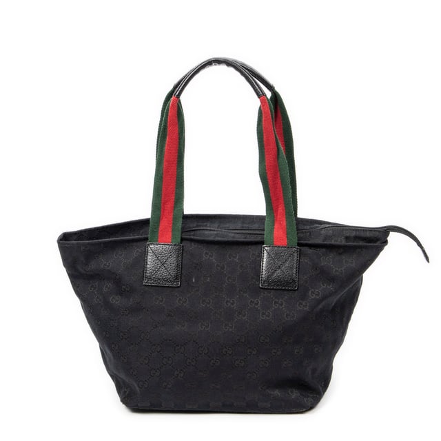 Gucci Tassen Medium Web Trapeze Tote  Schoudertas in de Zwart Doek in de Zilver  hardware. Het product is in In Zeer Goede Staat (AB).
  Afmetingen: 37x26.5x11 cm 
  Inclusief accessoires: None
      
  BrandCo Paris vindt zeldzame artikelen in de beste staat voor ongelooflijke prijzen. Het is de moeite waard om geduldig te zijn! Koop met vertrouwen: alle artikelen van BrandCo Paris worden zorgvuldig geselecteerd en geverifieerd door ons team van experts.

  Alle artikelen worden geleverd met een certificaat van echtheid en verpakt door BrandCo Paris.

  Classificatietabel voor de conditie van het artikel:

  N (als nieuw)
  AA (perfecte staat)
  A (uitstekende staat)
  AB (zeer goede staat)
  B (goede/redelijke staat)