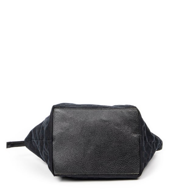 Gucci Tassen Medium Web Trapeze Tote  Schoudertas in de Zwart Doek in de Zilver  hardware. Het product is in In Zeer Goede Staat (AB).
  Afmetingen: 37x26.5x11 cm 
  Inclusief accessoires: None
      
  BrandCo Paris vindt zeldzame artikelen in de beste staat voor ongelooflijke prijzen. Het is de moeite waard om geduldig te zijn! Koop met vertrouwen: alle artikelen van BrandCo Paris worden zorgvuldig geselecteerd en geverifieerd door ons team van experts.

  Alle artikelen worden geleverd met een certificaat van echtheid en verpakt door BrandCo Paris.

  Classificatietabel voor de conditie van het artikel:

  N (als nieuw)
  AA (perfecte staat)
  A (uitstekende staat)
  AB (zeer goede staat)
  B (goede/redelijke staat)