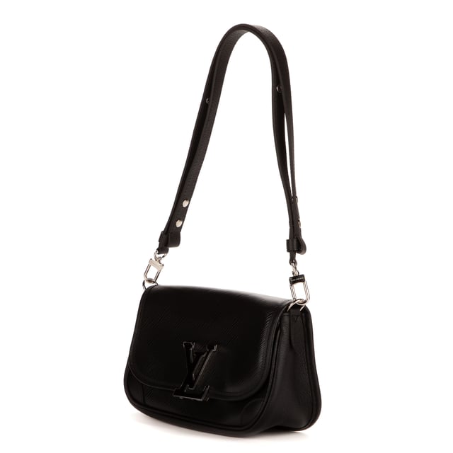 Louis Vuitton Tassen Buci  Schoudertas in de Zwart Kalfsleer in de Zilver  hardware. Het product is in In Perfecte Staat (AA).
  Afmetingen: 24x14x7 cm 
  Inclusief accessoires: Dustbag
      
  BrandCo Paris vindt zeldzame artikelen in de beste staat voor ongelooflijke prijzen. Het is de moeite waard om geduldig te zijn! Koop met vertrouwen: alle artikelen van BrandCo Paris worden zorgvuldig geselecteerd en geverifieerd door ons team van experts.

  Alle artikelen worden geleverd met een certificaat van echtheid en verpakt door BrandCo Paris.

  Classificatietabel voor de conditie van het artikel:

  N (als nieuw)
  AA (perfecte staat)
  A (uitstekende staat)
  AB (zeer goede staat)
  B (goede/redelijke staat)