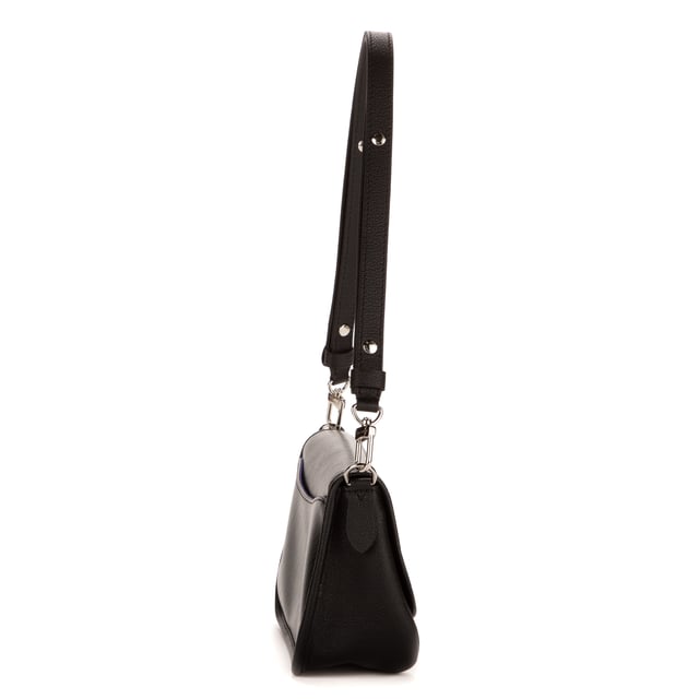 Louis Vuitton Tassen Buci  Schoudertas in de Zwart Kalfsleer in de Zilver  hardware. Het product is in In Perfecte Staat (AA).
  Afmetingen: 24x14x7 cm 
  Inclusief accessoires: Dustbag
      
  BrandCo Paris vindt zeldzame artikelen in de beste staat voor ongelooflijke prijzen. Het is de moeite waard om geduldig te zijn! Koop met vertrouwen: alle artikelen van BrandCo Paris worden zorgvuldig geselecteerd en geverifieerd door ons team van experts.

  Alle artikelen worden geleverd met een certificaat van echtheid en verpakt door BrandCo Paris.

  Classificatietabel voor de conditie van het artikel:

  N (als nieuw)
  AA (perfecte staat)
  A (uitstekende staat)
  AB (zeer goede staat)
  B (goede/redelijke staat)