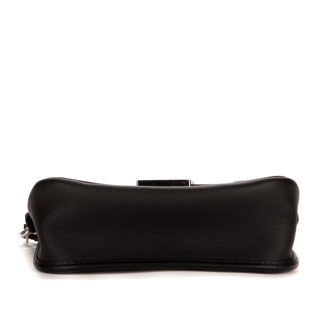 Louis Vuitton Tassen Buci  Schoudertas in de Zwart Kalfsleer in de Zilver  hardware. Het product is in In Perfecte Staat (AA).
  Afmetingen: 24x14x7 cm 
  Inclusief accessoires: Dustbag
      
  BrandCo Paris vindt zeldzame artikelen in de beste staat voor ongelooflijke prijzen. Het is de moeite waard om geduldig te zijn! Koop met vertrouwen: alle artikelen van BrandCo Paris worden zorgvuldig geselecteerd en geverifieerd door ons team van experts.

  Alle artikelen worden geleverd met een certificaat van echtheid en verpakt door BrandCo Paris.

  Classificatietabel voor de conditie van het artikel:

  N (als nieuw)
  AA (perfecte staat)
  A (uitstekende staat)
  AB (zeer goede staat)
  B (goede/redelijke staat)