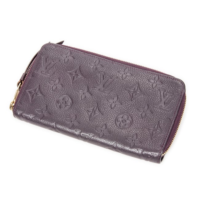 Louis Vuitton Accesorios Secret Long Wallet  Cartera en Aube Piel de becerro y Latón dorado hardware. El producto está en en Excelentes Condiciones (A).
  19x10.5x2 cm 
  Accesorios incluidos: None
    Condición Notes: slightly worn zipper pull leather; signs of wear on interior lining
  BrandCo Paris encuentra artículos raros y en las mejores condiciones a precios increíbles. ¡Vale la pena tener paciencia! Compra con confianza: todos los artículos de BrandCo Paris son seleccionados y autenticados cuidadosamente por nuestro equipo de expertos.
  Todos los artículos vienen con un certificado de autenticidad y un embalaje entregado por BrandCo Paris.
  Tabla de clasificación de la condición del artículo
  N (como nuevo)
  AA (perfecto estado)
  A (excelente estado)
  AB (muy buen estado)
  B (bueno/regular)