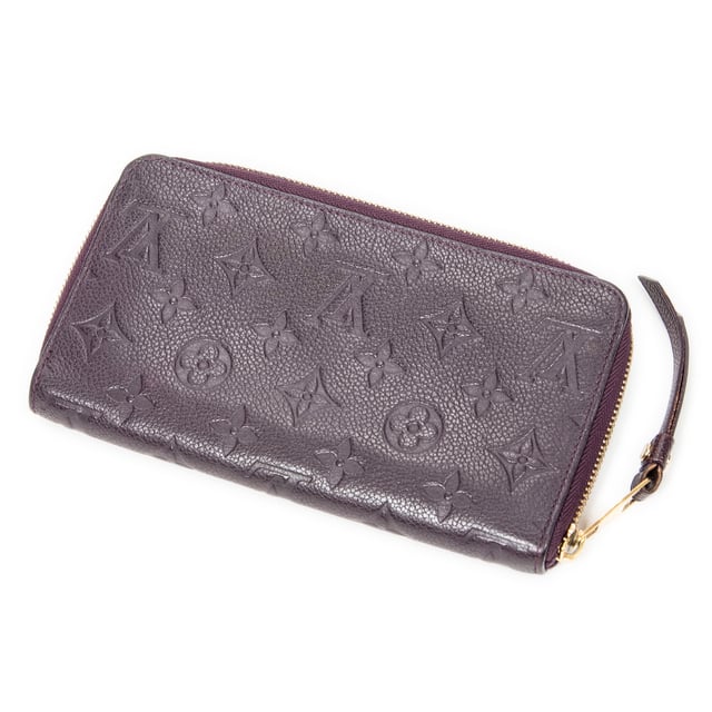 Louis Vuitton Accesorios Secret Long Wallet  Cartera en Aube Piel de becerro y Latón dorado hardware. El producto está en en Excelentes Condiciones (A).
  19x10.5x2 cm 
  Accesorios incluidos: None
    Condición Notes: slightly worn zipper pull leather; signs of wear on interior lining
  BrandCo Paris encuentra artículos raros y en las mejores condiciones a precios increíbles. ¡Vale la pena tener paciencia! Compra con confianza: todos los artículos de BrandCo Paris son seleccionados y autenticados cuidadosamente por nuestro equipo de expertos.
  Todos los artículos vienen con un certificado de autenticidad y un embalaje entregado por BrandCo Paris.
  Tabla de clasificación de la condición del artículo
  N (como nuevo)
  AA (perfecto estado)
  A (excelente estado)
  AB (muy buen estado)
  B (bueno/regular)
