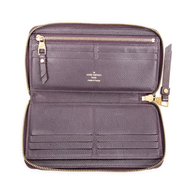 Louis Vuitton Accesorios Secret Long Wallet  Cartera en Aube Piel de becerro y Latón dorado hardware. El producto está en en Excelentes Condiciones (A).
  19x10.5x2 cm 
  Accesorios incluidos: None
    Condición Notes: slightly worn zipper pull leather; signs of wear on interior lining
  BrandCo Paris encuentra artículos raros y en las mejores condiciones a precios increíbles. ¡Vale la pena tener paciencia! Compra con confianza: todos los artículos de BrandCo Paris son seleccionados y autenticados cuidadosamente por nuestro equipo de expertos.
  Todos los artículos vienen con un certificado de autenticidad y un embalaje entregado por BrandCo Paris.
  Tabla de clasificación de la condición del artículo
  N (como nuevo)
  AA (perfecto estado)
  A (excelente estado)
  AB (muy buen estado)
  B (bueno/regular)