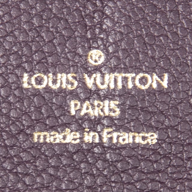 Louis Vuitton Accesorios Secret Long Wallet  Cartera en Aube Piel de becerro y Latón dorado hardware. El producto está en en Excelentes Condiciones (A).
  19x10.5x2 cm 
  Accesorios incluidos: None
    Condición Notes: slightly worn zipper pull leather; signs of wear on interior lining
  BrandCo Paris encuentra artículos raros y en las mejores condiciones a precios increíbles. ¡Vale la pena tener paciencia! Compra con confianza: todos los artículos de BrandCo Paris son seleccionados y autenticados cuidadosamente por nuestro equipo de expertos.
  Todos los artículos vienen con un certificado de autenticidad y un embalaje entregado por BrandCo Paris.
  Tabla de clasificación de la condición del artículo
  N (como nuevo)
  AA (perfecto estado)
  A (excelente estado)
  AB (muy buen estado)
  B (bueno/regular)