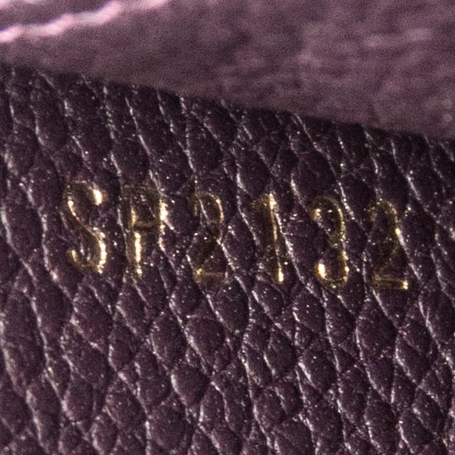 Louis Vuitton Accesorios Secret Long Wallet  Cartera en Aube Piel de becerro y Latón dorado hardware. El producto está en en Excelentes Condiciones (A).
  19x10.5x2 cm 
  Accesorios incluidos: None
    Condición Notes: slightly worn zipper pull leather; signs of wear on interior lining
  BrandCo Paris encuentra artículos raros y en las mejores condiciones a precios increíbles. ¡Vale la pena tener paciencia! Compra con confianza: todos los artículos de BrandCo Paris son seleccionados y autenticados cuidadosamente por nuestro equipo de expertos.
  Todos los artículos vienen con un certificado de autenticidad y un embalaje entregado por BrandCo Paris.
  Tabla de clasificación de la condición del artículo
  N (como nuevo)
  AA (perfecto estado)
  A (excelente estado)
  AB (muy buen estado)
  B (bueno/regular)