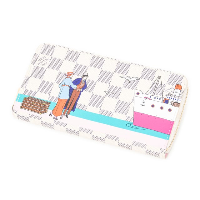 Louis Vuitton Accesorios Ltd. Ed. Transatlantic Zippy Wallet  Cartera en Marfil/Rosa Lona recubierta y Latón dorado hardware. El producto está en en Excelentes Condiciones (A).
  19.5x10x2.5 cm 
  Accesorios incluidos: None
    
  BrandCo Paris encuentra artículos raros y en las mejores condiciones a precios increíbles. ¡Vale la pena tener paciencia! Compra con confianza: todos los artículos de BrandCo Paris son seleccionados y autenticados cuidadosamente por nuestro equipo de expertos.
  Todos los artículos vienen con un certificado de autenticidad y un embalaje entregado por BrandCo Paris.
  Tabla de clasificación de la condición del artículo
  N (como nuevo)
  AA (perfecto estado)
  A (excelente estado)
  AB (muy buen estado)
  B (bueno/regular)