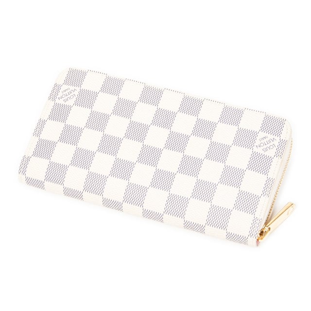 Louis Vuitton Accesorios Ltd. Ed. Transatlantic Zippy Wallet  Cartera en Marfil/Rosa Lona recubierta y Latón dorado hardware. El producto está en en Excelentes Condiciones (A).
  19.5x10x2.5 cm 
  Accesorios incluidos: None
    
  BrandCo Paris encuentra artículos raros y en las mejores condiciones a precios increíbles. ¡Vale la pena tener paciencia! Compra con confianza: todos los artículos de BrandCo Paris son seleccionados y autenticados cuidadosamente por nuestro equipo de expertos.
  Todos los artículos vienen con un certificado de autenticidad y un embalaje entregado por BrandCo Paris.
  Tabla de clasificación de la condición del artículo
  N (como nuevo)
  AA (perfecto estado)
  A (excelente estado)
  AB (muy buen estado)
  B (bueno/regular)