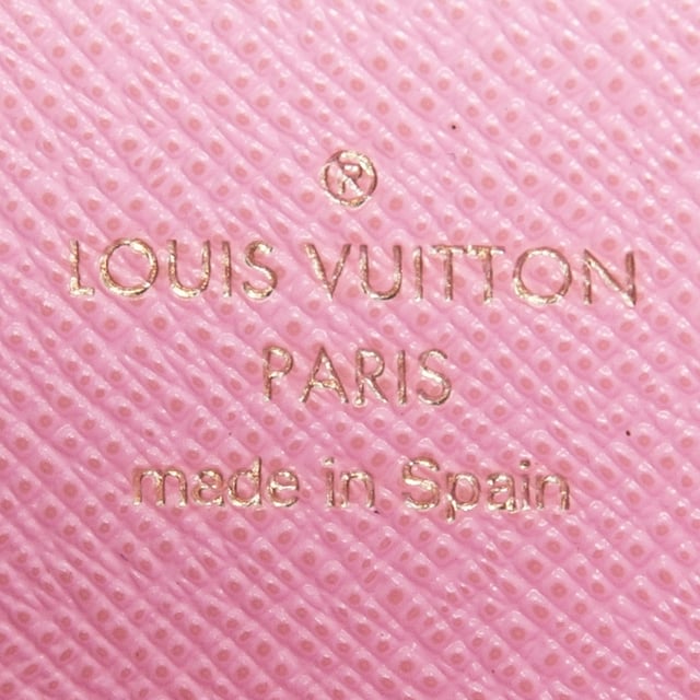 Louis Vuitton Accesorios Ltd. Ed. Transatlantic Zippy Wallet  Cartera en Marfil/Rosa Lona recubierta y Latón dorado hardware. El producto está en en Excelentes Condiciones (A).
  19.5x10x2.5 cm 
  Accesorios incluidos: None
    
  BrandCo Paris encuentra artículos raros y en las mejores condiciones a precios increíbles. ¡Vale la pena tener paciencia! Compra con confianza: todos los artículos de BrandCo Paris son seleccionados y autenticados cuidadosamente por nuestro equipo de expertos.
  Todos los artículos vienen con un certificado de autenticidad y un embalaje entregado por BrandCo Paris.
  Tabla de clasificación de la condición del artículo
  N (como nuevo)
  AA (perfecto estado)
  A (excelente estado)
  AB (muy buen estado)
  B (bueno/regular)