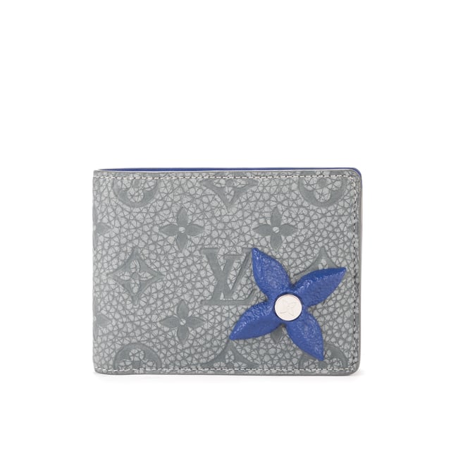 Louis Vuitton Accesorios Ltd. Ed. Rock Climbing Wallet  Cartera en Gris/Azul Lona recubierta y Ninguno hardware. El producto está en en Perfectas Condiciones (AA).
  12x10x1 cm 
  Accesorios incluidos: Dustbag; Box
    
  BrandCo Paris encuentra artículos raros y en las mejores condiciones a precios increíbles. ¡Vale la pena tener paciencia! Compra con confianza: todos los artículos de BrandCo Paris son seleccionados y autenticados cuidadosamente por nuestro equipo de expertos.
  Todos los artículos vienen con un certificado de autenticidad y un embalaje entregado por BrandCo Paris.
  Tabla de clasificación de la condición del artículo
  N (como nuevo)
  AA (perfecto estado)
  A (excelente estado)
  AB (muy buen estado)
  B (bueno/regular)