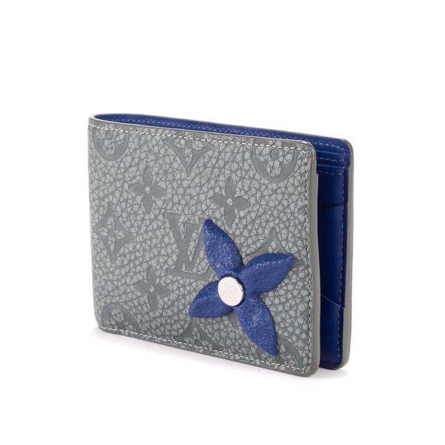 Louis Vuitton Accesorios Ltd. Ed. Rock Climbing Wallet  Cartera en Gris/Azul Lona recubierta y Ninguno hardware. El producto está en en Perfectas Condiciones (AA).
  12x10x1 cm 
  Accesorios incluidos: Dustbag; Box
    
  BrandCo Paris encuentra artículos raros y en las mejores condiciones a precios increíbles. ¡Vale la pena tener paciencia! Compra con confianza: todos los artículos de BrandCo Paris son seleccionados y autenticados cuidadosamente por nuestro equipo de expertos.
  Todos los artículos vienen con un certificado de autenticidad y un embalaje entregado por BrandCo Paris.
  Tabla de clasificación de la condición del artículo
  N (como nuevo)
  AA (perfecto estado)
  A (excelente estado)
  AB (muy buen estado)
  B (bueno/regular)