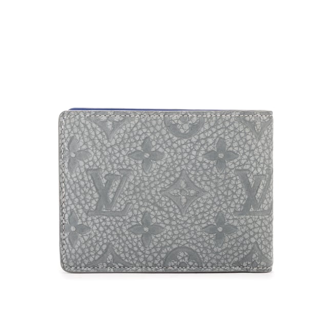 Louis Vuitton Accesorios Ltd. Ed. Rock Climbing Wallet  Cartera en Gris/Azul Lona recubierta y Ninguno hardware. El producto está en en Perfectas Condiciones (AA).
  12x10x1 cm 
  Accesorios incluidos: Dustbag; Box
    
  BrandCo Paris encuentra artículos raros y en las mejores condiciones a precios increíbles. ¡Vale la pena tener paciencia! Compra con confianza: todos los artículos de BrandCo Paris son seleccionados y autenticados cuidadosamente por nuestro equipo de expertos.
  Todos los artículos vienen con un certificado de autenticidad y un embalaje entregado por BrandCo Paris.
  Tabla de clasificación de la condición del artículo
  N (como nuevo)
  AA (perfecto estado)
  A (excelente estado)
  AB (muy buen estado)
  B (bueno/regular)