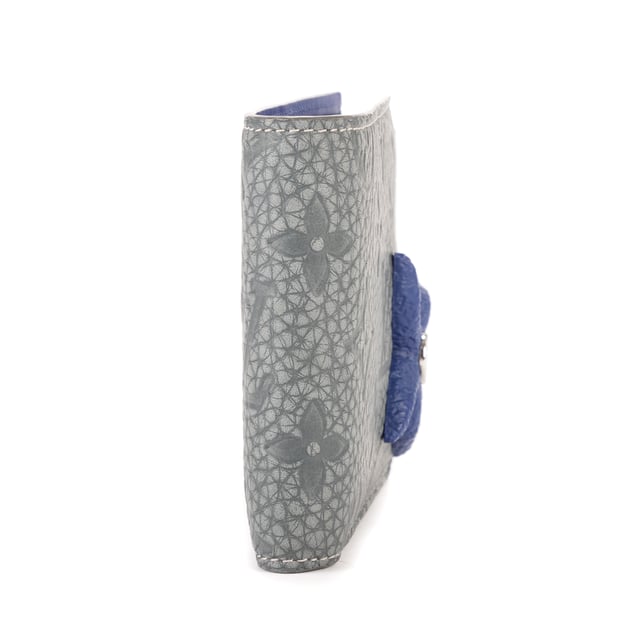 Louis Vuitton Accesorios Ltd. Ed. Rock Climbing Wallet  Cartera en Gris/Azul Lona recubierta y Ninguno hardware. El producto está en en Perfectas Condiciones (AA).
  12x10x1 cm 
  Accesorios incluidos: Dustbag; Box
    
  BrandCo Paris encuentra artículos raros y en las mejores condiciones a precios increíbles. ¡Vale la pena tener paciencia! Compra con confianza: todos los artículos de BrandCo Paris son seleccionados y autenticados cuidadosamente por nuestro equipo de expertos.
  Todos los artículos vienen con un certificado de autenticidad y un embalaje entregado por BrandCo Paris.
  Tabla de clasificación de la condición del artículo
  N (como nuevo)
  AA (perfecto estado)
  A (excelente estado)
  AB (muy buen estado)
  B (bueno/regular)