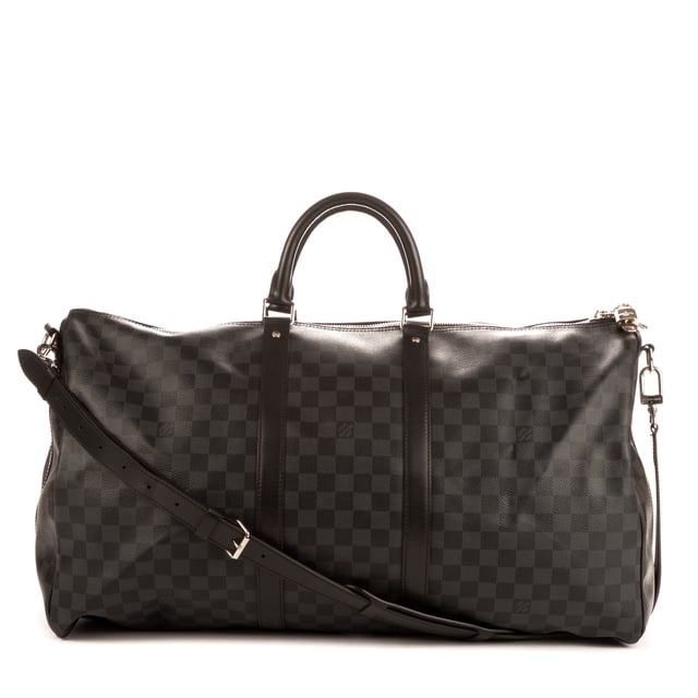 Louis Vuitton Bolsas Keepall Bandouliere 55 Bolsa de viaje en Grafito Lona recubierta y Plata hardware. El producto está en en Perfectas Condiciones (AA).
  Dimensiones: 55x31x24 cm 
  Accesorios incluidos: Cadenas; Key; Strap
    
  BrandCo Paris encuentra artículos raros y en las mejores condiciones a precios increíbles. ¡Vale la pena tener paciencia! Compra con confianza: todos los artículos de BrandCo Paris son seleccionados y autenticados cuidadosamente por nuestro equipo de expertos.
  Todos los artículos vienen con un certificado de autenticidad y un embalaje entregado por BrandCo Paris.
  Tabla de clasificación de la condición del artículo
  N (como nuevo)
  AA (perfecto estado)
  A (excelente estado)
  AB (muy buen estado)
  B (bueno/regular)