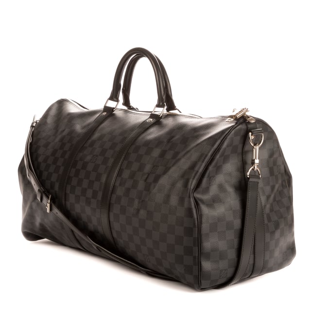 Louis Vuitton Bolsas Keepall Bandouliere 55 Bolsa de viaje en Grafito Lona recubierta y Plata hardware. El producto está en en Perfectas Condiciones (AA).
  Dimensiones: 55x31x24 cm 
  Accesorios incluidos: Cadenas; Key; Strap
    
  BrandCo Paris encuentra artículos raros y en las mejores condiciones a precios increíbles. ¡Vale la pena tener paciencia! Compra con confianza: todos los artículos de BrandCo Paris son seleccionados y autenticados cuidadosamente por nuestro equipo de expertos.
  Todos los artículos vienen con un certificado de autenticidad y un embalaje entregado por BrandCo Paris.
  Tabla de clasificación de la condición del artículo
  N (como nuevo)
  AA (perfecto estado)
  A (excelente estado)
  AB (muy buen estado)
  B (bueno/regular)