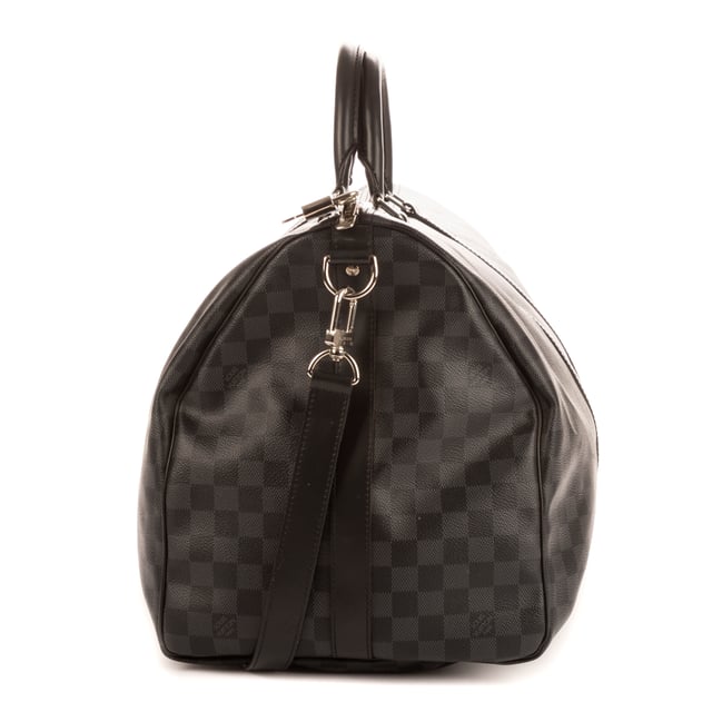 Louis Vuitton Bolsas Keepall Bandouliere 55 Bolsa de viaje en Grafito Lona recubierta y Plata hardware. El producto está en en Perfectas Condiciones (AA).
  Dimensiones: 55x31x24 cm 
  Accesorios incluidos: Cadenas; Key; Strap
    
  BrandCo Paris encuentra artículos raros y en las mejores condiciones a precios increíbles. ¡Vale la pena tener paciencia! Compra con confianza: todos los artículos de BrandCo Paris son seleccionados y autenticados cuidadosamente por nuestro equipo de expertos.
  Todos los artículos vienen con un certificado de autenticidad y un embalaje entregado por BrandCo Paris.
  Tabla de clasificación de la condición del artículo
  N (como nuevo)
  AA (perfecto estado)
  A (excelente estado)
  AB (muy buen estado)
  B (bueno/regular)