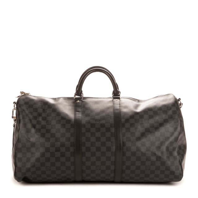 Louis Vuitton Bolsas Keepall Bandouliere 55 Bolsa de viaje en Grafito Lona recubierta y Plata hardware. El producto está en en Perfectas Condiciones (AA).
  Dimensiones: 55x31x24 cm 
  Accesorios incluidos: Cadenas; Key; Strap
    
  BrandCo Paris encuentra artículos raros y en las mejores condiciones a precios increíbles. ¡Vale la pena tener paciencia! Compra con confianza: todos los artículos de BrandCo Paris son seleccionados y autenticados cuidadosamente por nuestro equipo de expertos.
  Todos los artículos vienen con un certificado de autenticidad y un embalaje entregado por BrandCo Paris.
  Tabla de clasificación de la condición del artículo
  N (como nuevo)
  AA (perfecto estado)
  A (excelente estado)
  AB (muy buen estado)
  B (bueno/regular)
