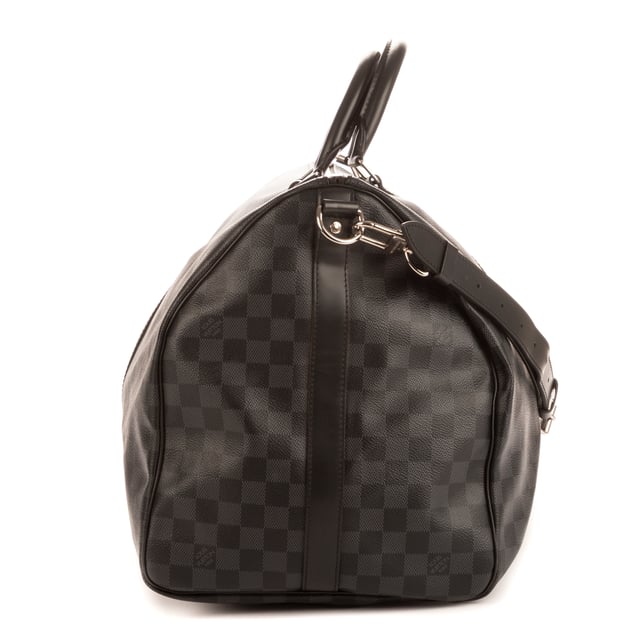 Louis Vuitton Bolsas Keepall Bandouliere 55 Bolsa de viaje en Grafito Lona recubierta y Plata hardware. El producto está en en Perfectas Condiciones (AA).
  Dimensiones: 55x31x24 cm 
  Accesorios incluidos: Cadenas; Key; Strap
    
  BrandCo Paris encuentra artículos raros y en las mejores condiciones a precios increíbles. ¡Vale la pena tener paciencia! Compra con confianza: todos los artículos de BrandCo Paris son seleccionados y autenticados cuidadosamente por nuestro equipo de expertos.
  Todos los artículos vienen con un certificado de autenticidad y un embalaje entregado por BrandCo Paris.
  Tabla de clasificación de la condición del artículo
  N (como nuevo)
  AA (perfecto estado)
  A (excelente estado)
  AB (muy buen estado)
  B (bueno/regular)