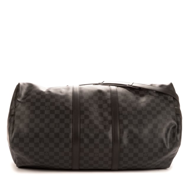 Louis Vuitton Bolsas Keepall Bandouliere 55 Bolsa de viaje en Grafito Lona recubierta y Plata hardware. El producto está en en Perfectas Condiciones (AA).
  Dimensiones: 55x31x24 cm 
  Accesorios incluidos: Cadenas; Key; Strap
    
  BrandCo Paris encuentra artículos raros y en las mejores condiciones a precios increíbles. ¡Vale la pena tener paciencia! Compra con confianza: todos los artículos de BrandCo Paris son seleccionados y autenticados cuidadosamente por nuestro equipo de expertos.
  Todos los artículos vienen con un certificado de autenticidad y un embalaje entregado por BrandCo Paris.
  Tabla de clasificación de la condición del artículo
  N (como nuevo)
  AA (perfecto estado)
  A (excelente estado)
  AB (muy buen estado)
  B (bueno/regular)