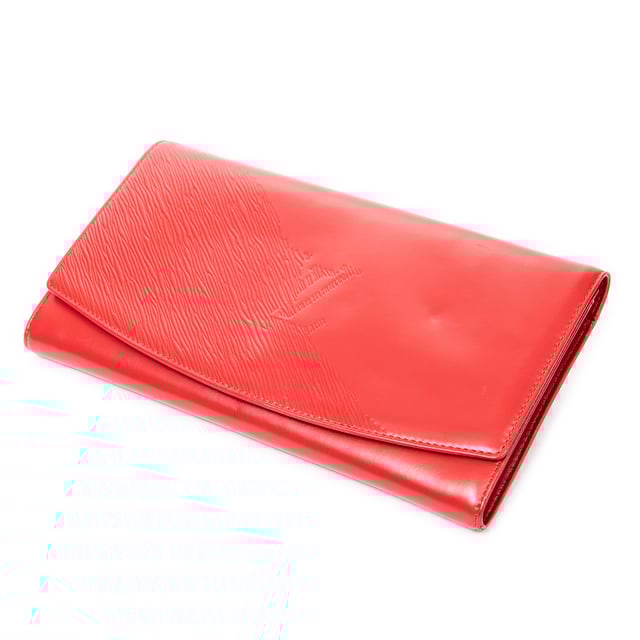 Louis Vuitton Bolsas Egee Clutch  Bolso en Rojo Piel de becerro y Latón dorado hardware. El producto está en en Excelentes Condiciones (A).
  Dimensiones: 27x16x4 cm 
  Accesorios incluidos: None
    
  BrandCo Paris encuentra artículos raros y en las mejores condiciones a precios increíbles. ¡Vale la pena tener paciencia! Compra con confianza: todos los artículos de BrandCo Paris son seleccionados y autenticados cuidadosamente por nuestro equipo de expertos.
  Todos los artículos vienen con un certificado de autenticidad y un embalaje entregado por BrandCo Paris.
  Tabla de clasificación de la condición del artículo
  N (como nuevo)
  AA (perfecto estado)
  A (excelente estado)
  AB (muy buen estado)
  B (bueno/regular)