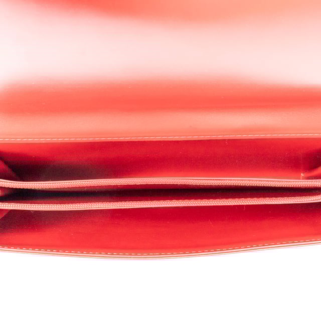 Louis Vuitton Bolsas Egee Clutch  Bolso en Rojo Piel de becerro y Latón dorado hardware. El producto está en en Excelentes Condiciones (A).
  Dimensiones: 27x16x4 cm 
  Accesorios incluidos: None
    
  BrandCo Paris encuentra artículos raros y en las mejores condiciones a precios increíbles. ¡Vale la pena tener paciencia! Compra con confianza: todos los artículos de BrandCo Paris son seleccionados y autenticados cuidadosamente por nuestro equipo de expertos.
  Todos los artículos vienen con un certificado de autenticidad y un embalaje entregado por BrandCo Paris.
  Tabla de clasificación de la condición del artículo
  N (como nuevo)
  AA (perfecto estado)
  A (excelente estado)
  AB (muy buen estado)
  B (bueno/regular)