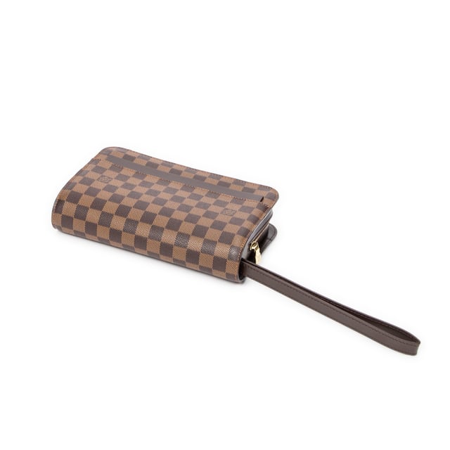 Louis Vuitton Bolsas Saint Louis Clutch  Bolso en Marrón Lona recubierta y Latón dorado hardware. El producto está en en Perfectas Condiciones (AA).
  Dimensiones: 25x16x5.5 cm 
  Accesorios incluidos: None
    
  BrandCo Paris encuentra artículos raros y en las mejores condiciones a precios increíbles. ¡Vale la pena tener paciencia! Compra con confianza: todos los artículos de BrandCo Paris son seleccionados y autenticados cuidadosamente por nuestro equipo de expertos.
  Todos los artículos vienen con un certificado de autenticidad y un embalaje entregado por BrandCo Paris.
  Tabla de clasificación de la condición del artículo
  N (como nuevo)
  AA (perfecto estado)
  A (excelente estado)
  AB (muy buen estado)
  B (bueno/regular)