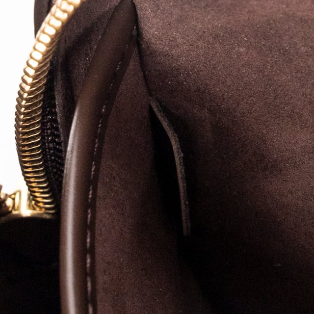 Louis Vuitton Bolsas Saint Louis Clutch  Bolso en Marrón Lona recubierta y Latón dorado hardware. El producto está en en Perfectas Condiciones (AA).
  Dimensiones: 25x16x5.5 cm 
  Accesorios incluidos: None
    
  BrandCo Paris encuentra artículos raros y en las mejores condiciones a precios increíbles. ¡Vale la pena tener paciencia! Compra con confianza: todos los artículos de BrandCo Paris son seleccionados y autenticados cuidadosamente por nuestro equipo de expertos.
  Todos los artículos vienen con un certificado de autenticidad y un embalaje entregado por BrandCo Paris.
  Tabla de clasificación de la condición del artículo
  N (como nuevo)
  AA (perfecto estado)
  A (excelente estado)
  AB (muy buen estado)
  B (bueno/regular)