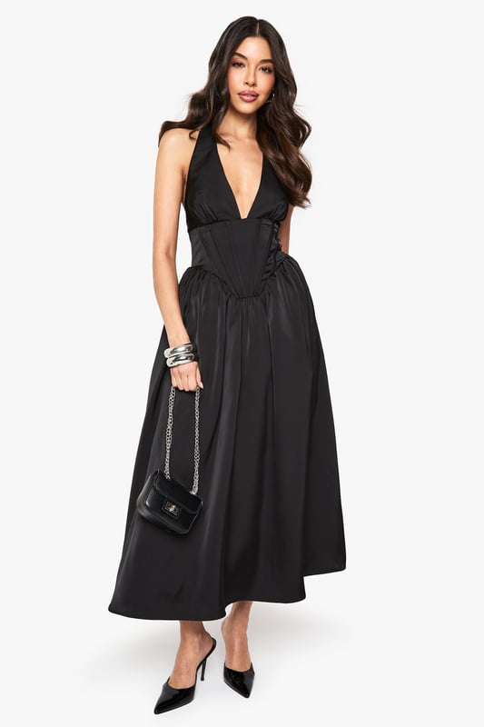Dresses are the most-wanted wardrobe item for day-to-night dressing. From cool-tone whites to block brights, we've got the everyday skater dresses and party-ready bodycon styles that are perfect for transitioning from day to play. Minis, midis and maxis are our motto, with classic jersey always genius and printed cami dresses the season's killer cut - add skyscraper heels for a seriously statement look. Dress up or down in style with boohoo.