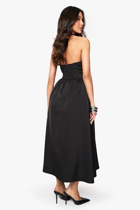 Dresses are the most-wanted wardrobe item for day-to-night dressing. From cool-tone whites to block brights, we've got the everyday skater dresses and party-ready bodycon styles that are perfect for transitioning from day to play. Minis, midis and maxis are our motto, with classic jersey always genius and printed cami dresses the season's killer cut - add skyscraper heels for a seriously statement look. Dress up or down in style with boohoo.