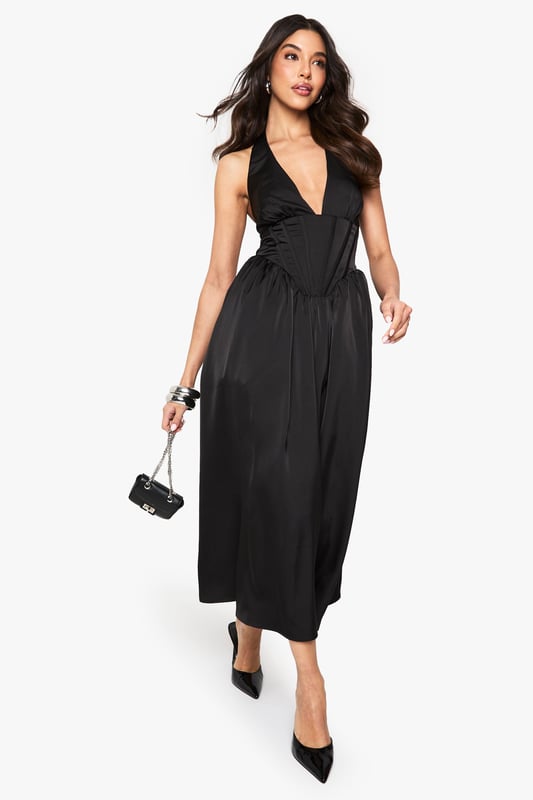 Dresses are the most-wanted wardrobe item for day-to-night dressing. From cool-tone whites to block brights, we've got the everyday skater dresses and party-ready bodycon styles that are perfect for transitioning from day to play. Minis, midis and maxis are our motto, with classic jersey always genius and printed cami dresses the season's killer cut - add skyscraper heels for a seriously statement look. Dress up or down in style with boohoo.