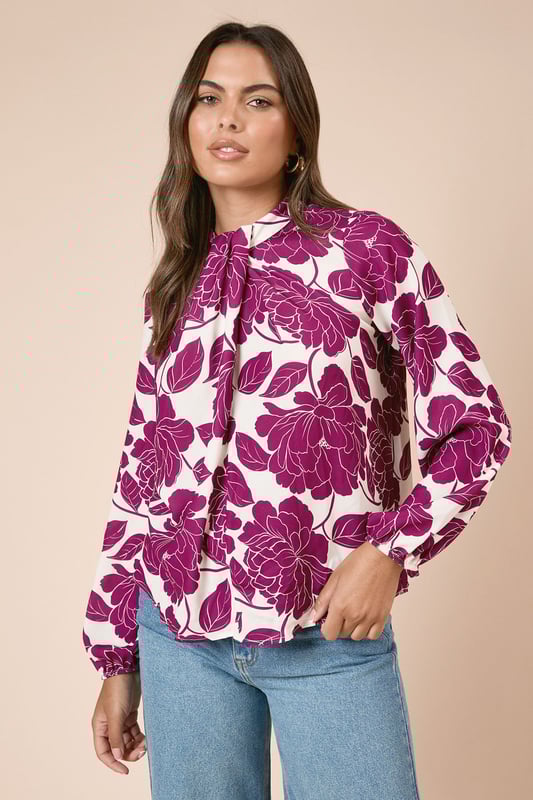 Large Floral Twist Neck Blouse Elegant twist neck detail creates a sophisticated high neckline
Bold floral print makes a striking statement for daytime occasions
Relaxed fit through the body for comfortable all-day wear
Long sleeves with gentle gathering at the cuffs for a feminine silhouette
Lightweight woven fabric drapes beautifully for a flattering fit
This Dorothy Perkins blouse combines eye-catching style with everyday wearability. The distinctive twist neck design offers coverage whilst creating visual interest, perfect for those who prefer not to show too much skin. Style with wide-leg denim and flat sandals for weekend brunches with friends, or pair with tailored trousers and ballet flats for family gatherings. The statement floral pattern works wonderfully with neutral accessories - try a woven handbag and simple gold-toned jewellery to complete your look. For cooler days, layer under a lightweight cardigan or denim jacket without compromising on style. This versatile piece transitions effortlessly from casual coffee dates to baby showers, making it an essential addition to your daywear collection.
