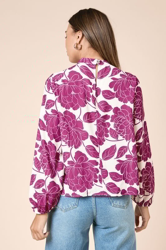 Large Floral Twist Neck Blouse Elegant twist neck detail creates a sophisticated high neckline
Bold floral print makes a striking statement for daytime occasions
Relaxed fit through the body for comfortable all-day wear
Long sleeves with gentle gathering at the cuffs for a feminine silhouette
Lightweight woven fabric drapes beautifully for a flattering fit
This Dorothy Perkins blouse combines eye-catching style with everyday wearability. The distinctive twist neck design offers coverage whilst creating visual interest, perfect for those who prefer not to show too much skin. Style with wide-leg denim and flat sandals for weekend brunches with friends, or pair with tailored trousers and ballet flats for family gatherings. The statement floral pattern works wonderfully with neutral accessories - try a woven handbag and simple gold-toned jewellery to complete your look. For cooler days, layer under a lightweight cardigan or denim jacket without compromising on style. This versatile piece transitions effortlessly from casual coffee dates to baby showers, making it an essential addition to your daywear collection.
