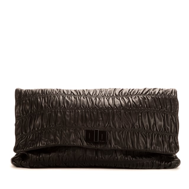 Prada Bolsas Large Flap Clutch  Embrague en Negro Piel de becerro y Plata hardware. El producto está en en Perfectas Condiciones (AA).
  Dimensiones: 48x27x7 cm 
  Accesorios incluidos: Dustbag
    
  BrandCo Paris encuentra artículos raros y en las mejores condiciones a precios increíbles. ¡Vale la pena tener paciencia! Compra con confianza: todos los artículos de BrandCo Paris son seleccionados y autenticados cuidadosamente por nuestro equipo de expertos.
  Todos los artículos vienen con un certificado de autenticidad y un embalaje entregado por BrandCo Paris.
  Tabla de clasificación de la condición del artículo
  N (como nuevo)
  AA (perfecto estado)
  A (excelente estado)
  AB (muy buen estado)
  B (bueno/regular)