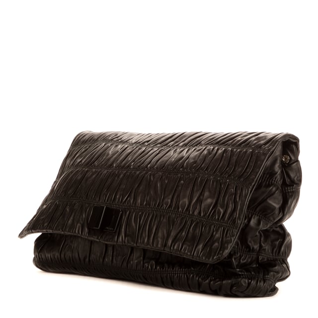 Prada Bolsas Large Flap Clutch  Embrague en Negro Piel de becerro y Plata hardware. El producto está en en Perfectas Condiciones (AA).
  Dimensiones: 48x27x7 cm 
  Accesorios incluidos: Dustbag
    
  BrandCo Paris encuentra artículos raros y en las mejores condiciones a precios increíbles. ¡Vale la pena tener paciencia! Compra con confianza: todos los artículos de BrandCo Paris son seleccionados y autenticados cuidadosamente por nuestro equipo de expertos.
  Todos los artículos vienen con un certificado de autenticidad y un embalaje entregado por BrandCo Paris.
  Tabla de clasificación de la condición del artículo
  N (como nuevo)
  AA (perfecto estado)
  A (excelente estado)
  AB (muy buen estado)
  B (bueno/regular)