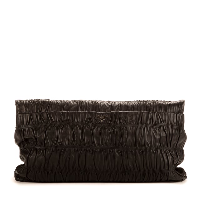 Prada Bolsas Large Flap Clutch  Embrague en Negro Piel de becerro y Plata hardware. El producto está en en Perfectas Condiciones (AA).
  Dimensiones: 48x27x7 cm 
  Accesorios incluidos: Dustbag
    
  BrandCo Paris encuentra artículos raros y en las mejores condiciones a precios increíbles. ¡Vale la pena tener paciencia! Compra con confianza: todos los artículos de BrandCo Paris son seleccionados y autenticados cuidadosamente por nuestro equipo de expertos.
  Todos los artículos vienen con un certificado de autenticidad y un embalaje entregado por BrandCo Paris.
  Tabla de clasificación de la condición del artículo
  N (como nuevo)
  AA (perfecto estado)
  A (excelente estado)
  AB (muy buen estado)
  B (bueno/regular)
