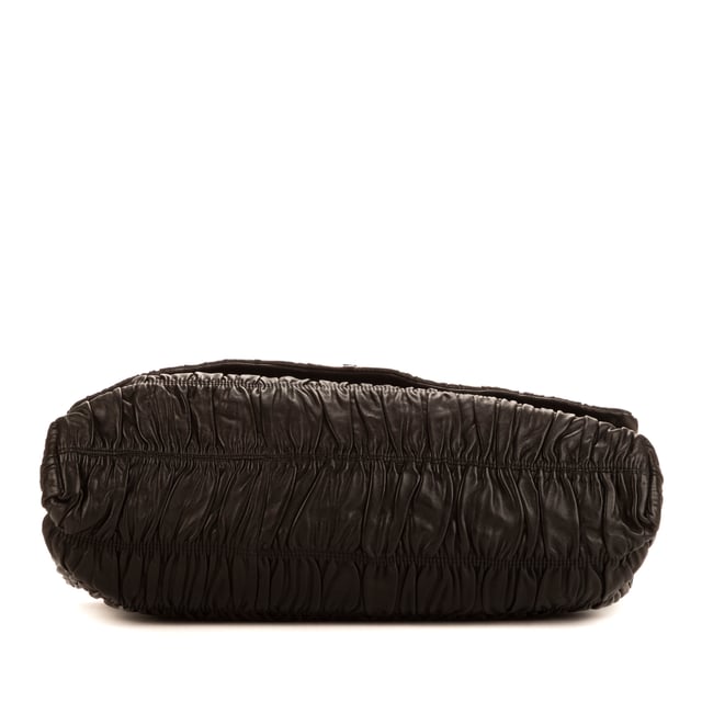 Prada Bolsas Large Flap Clutch  Embrague en Negro Piel de becerro y Plata hardware. El producto está en en Perfectas Condiciones (AA).
  Dimensiones: 48x27x7 cm 
  Accesorios incluidos: Dustbag
    
  BrandCo Paris encuentra artículos raros y en las mejores condiciones a precios increíbles. ¡Vale la pena tener paciencia! Compra con confianza: todos los artículos de BrandCo Paris son seleccionados y autenticados cuidadosamente por nuestro equipo de expertos.
  Todos los artículos vienen con un certificado de autenticidad y un embalaje entregado por BrandCo Paris.
  Tabla de clasificación de la condición del artículo
  N (como nuevo)
  AA (perfecto estado)
  A (excelente estado)
  AB (muy buen estado)
  B (bueno/regular)