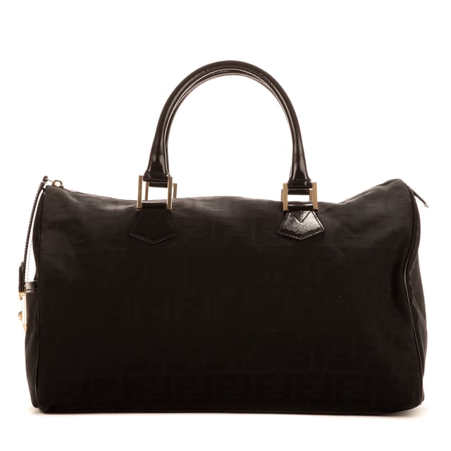 Fendi Bolsas Bauletto  Bolso en Negro Lienzo y Oro hardware. El producto está en en Perfectas Condiciones (AA).
  Dimensiones: 38x26x17 cm 
  Accesorios incluidos: NONE
    
  BrandCo Paris encuentra artículos raros y en las mejores condiciones a precios increíbles. ¡Vale la pena tener paciencia! Compra con confianza: todos los artículos de BrandCo Paris son seleccionados y autenticados cuidadosamente por nuestro equipo de expertos.
  Todos los artículos vienen con un certificado de autenticidad y un embalaje entregado por BrandCo Paris.
  Tabla de clasificación de la condición del artículo
  N (como nuevo)
  AA (perfecto estado)
  A (excelente estado)
  AB (muy buen estado)
  B (bueno/regular)