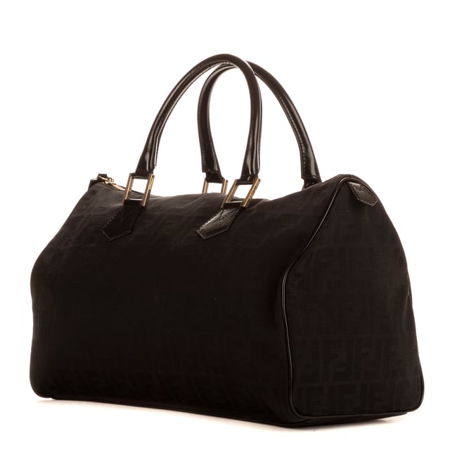 Fendi Bolsas Bauletto  Bolso en Negro Lienzo y Oro hardware. El producto está en en Perfectas Condiciones (AA).
  Dimensiones: 38x26x17 cm 
  Accesorios incluidos: NONE
    
  BrandCo Paris encuentra artículos raros y en las mejores condiciones a precios increíbles. ¡Vale la pena tener paciencia! Compra con confianza: todos los artículos de BrandCo Paris son seleccionados y autenticados cuidadosamente por nuestro equipo de expertos.
  Todos los artículos vienen con un certificado de autenticidad y un embalaje entregado por BrandCo Paris.
  Tabla de clasificación de la condición del artículo
  N (como nuevo)
  AA (perfecto estado)
  A (excelente estado)
  AB (muy buen estado)
  B (bueno/regular)