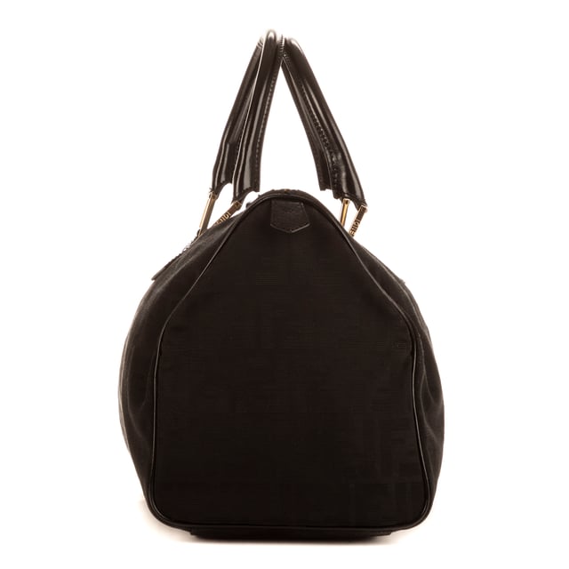 Fendi Bolsas Bauletto  Bolso en Negro Lienzo y Oro hardware. El producto está en en Perfectas Condiciones (AA).
  Dimensiones: 38x26x17 cm 
  Accesorios incluidos: NONE
    
  BrandCo Paris encuentra artículos raros y en las mejores condiciones a precios increíbles. ¡Vale la pena tener paciencia! Compra con confianza: todos los artículos de BrandCo Paris son seleccionados y autenticados cuidadosamente por nuestro equipo de expertos.
  Todos los artículos vienen con un certificado de autenticidad y un embalaje entregado por BrandCo Paris.
  Tabla de clasificación de la condición del artículo
  N (como nuevo)
  AA (perfecto estado)
  A (excelente estado)
  AB (muy buen estado)
  B (bueno/regular)