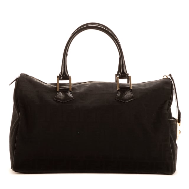 Fendi Bolsas Bauletto  Bolso en Negro Lienzo y Oro hardware. El producto está en en Perfectas Condiciones (AA).
  Dimensiones: 38x26x17 cm 
  Accesorios incluidos: NONE
    
  BrandCo Paris encuentra artículos raros y en las mejores condiciones a precios increíbles. ¡Vale la pena tener paciencia! Compra con confianza: todos los artículos de BrandCo Paris son seleccionados y autenticados cuidadosamente por nuestro equipo de expertos.
  Todos los artículos vienen con un certificado de autenticidad y un embalaje entregado por BrandCo Paris.
  Tabla de clasificación de la condición del artículo
  N (como nuevo)
  AA (perfecto estado)
  A (excelente estado)
  AB (muy buen estado)
  B (bueno/regular)