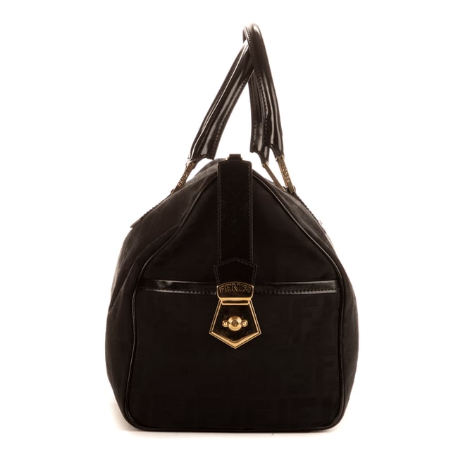 Fendi Bolsas Bauletto  Bolso en Negro Lienzo y Oro hardware. El producto está en en Perfectas Condiciones (AA).
  Dimensiones: 38x26x17 cm 
  Accesorios incluidos: NONE
    
  BrandCo Paris encuentra artículos raros y en las mejores condiciones a precios increíbles. ¡Vale la pena tener paciencia! Compra con confianza: todos los artículos de BrandCo Paris son seleccionados y autenticados cuidadosamente por nuestro equipo de expertos.
  Todos los artículos vienen con un certificado de autenticidad y un embalaje entregado por BrandCo Paris.
  Tabla de clasificación de la condición del artículo
  N (como nuevo)
  AA (perfecto estado)
  A (excelente estado)
  AB (muy buen estado)
  B (bueno/regular)