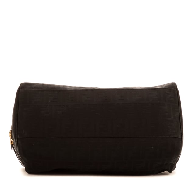 Fendi Bolsas Bauletto  Bolso en Negro Lienzo y Oro hardware. El producto está en en Perfectas Condiciones (AA).
  Dimensiones: 38x26x17 cm 
  Accesorios incluidos: NONE
    
  BrandCo Paris encuentra artículos raros y en las mejores condiciones a precios increíbles. ¡Vale la pena tener paciencia! Compra con confianza: todos los artículos de BrandCo Paris son seleccionados y autenticados cuidadosamente por nuestro equipo de expertos.
  Todos los artículos vienen con un certificado de autenticidad y un embalaje entregado por BrandCo Paris.
  Tabla de clasificación de la condición del artículo
  N (como nuevo)
  AA (perfecto estado)
  A (excelente estado)
  AB (muy buen estado)
  B (bueno/regular)