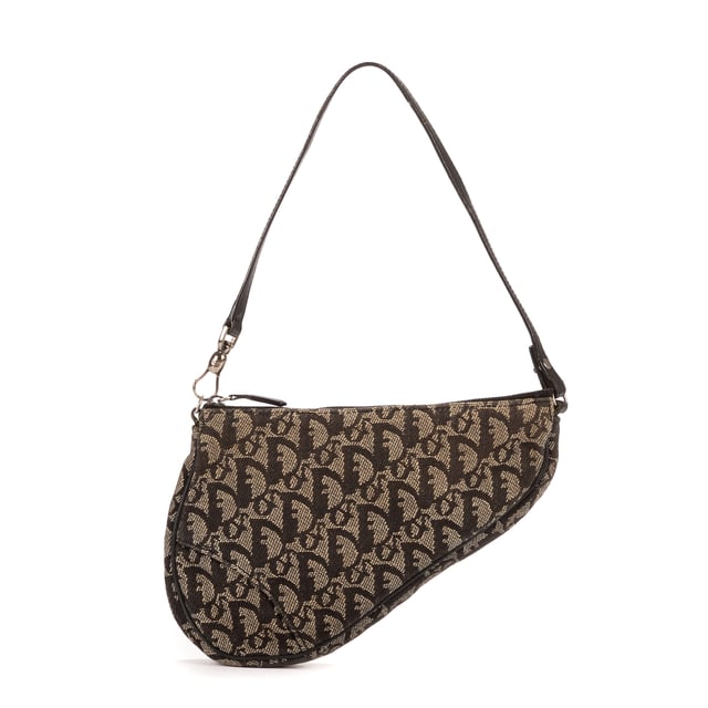 Dior Bolsas Vintage Saddle  Bolso en Negro/Beige Lienzo y Plata hardware. El producto está en en Muy Buenas Condiciones (AB).
  Dimensiones: 21x15x3 cm 
  Accesorios incluidos: None
    
  BrandCo Paris encuentra artículos raros y en las mejores condiciones a precios increíbles. ¡Vale la pena tener paciencia! Compra con confianza: todos los artículos de BrandCo Paris son seleccionados y autenticados cuidadosamente por nuestro equipo de expertos.
  Todos los artículos vienen con un certificado de autenticidad y un embalaje entregado por BrandCo Paris.
  Tabla de clasificación de la condición del artículo
  N (como nuevo)
  AA (perfecto estado)
  A (excelente estado)
  AB (muy buen estado)
  B (bueno/regular)