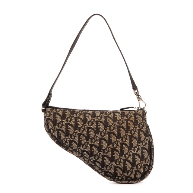 Dior Bolsas Vintage Saddle  Bolso en Negro/Beige Lienzo y Plata hardware. El producto está en en Muy Buenas Condiciones (AB).
  Dimensiones: 21x15x3 cm 
  Accesorios incluidos: None
    
  BrandCo Paris encuentra artículos raros y en las mejores condiciones a precios increíbles. ¡Vale la pena tener paciencia! Compra con confianza: todos los artículos de BrandCo Paris son seleccionados y autenticados cuidadosamente por nuestro equipo de expertos.
  Todos los artículos vienen con un certificado de autenticidad y un embalaje entregado por BrandCo Paris.
  Tabla de clasificación de la condición del artículo
  N (como nuevo)
  AA (perfecto estado)
  A (excelente estado)
  AB (muy buen estado)
  B (bueno/regular)