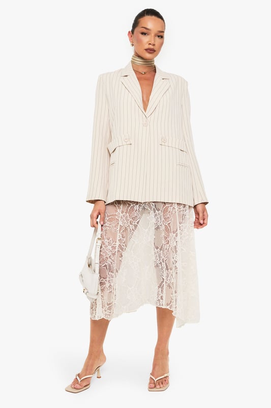 Wrap up in the latest coats and jackets and get out-there with your outerwearBreathe life into your new season layering with the latest coats and jackets from boohoo. Supersize your silhouette in a padded jacket, stick to sporty styling with a bomber, or protect yourself from the elements in a plastic raincoat. For a more luxe layering piece, faux fur coats come in fondant shades and longline duster coats give your look an androgynous edge.