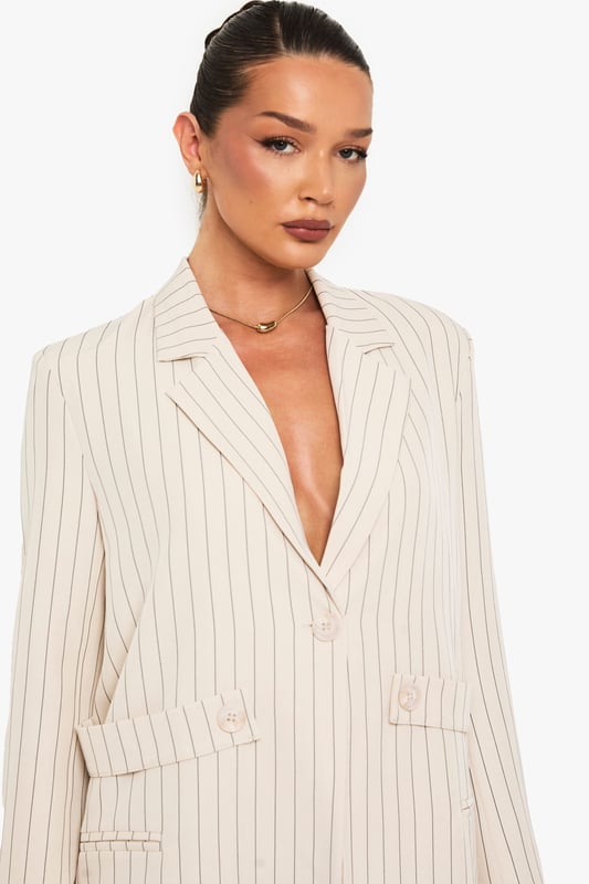 Wrap up in the latest coats and jackets and get out-there with your outerwearBreathe life into your new season layering with the latest coats and jackets from boohoo. Supersize your silhouette in a padded jacket, stick to sporty styling with a bomber, or protect yourself from the elements in a plastic raincoat. For a more luxe layering piece, faux fur coats come in fondant shades and longline duster coats give your look an androgynous edge.