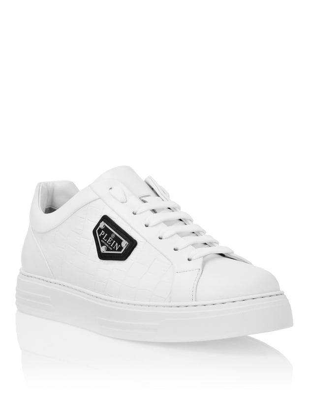 Diese raffinierten und doch unbestreitbar gewagten Low-Top-Sneaker vereinen hochwertige Handwerkskunst mit auffälligen Designelementen und sind perfekt, um jedem Ensemble einen Hauch von Luxus zu verleihen.    Vollständig aus hochwertigem Kalbsleder gefertigt für ein raffiniertes, geschmeidiges Gefühl.   Das charakteristische Sechseck-Emblem setzt einen unverwechselbaren, luxuriösen Akzent.   Futter und Innensohle aus Kalbsleder bieten höchsten Komfort und Atmungsaktivität.   Die robuste Gummilaufsohle sorgt für dauerhafte Haltbarkeit und Traktion.   Vielseitiges Design, ideal sowohl für lässige als auch für gehobene Stylings.